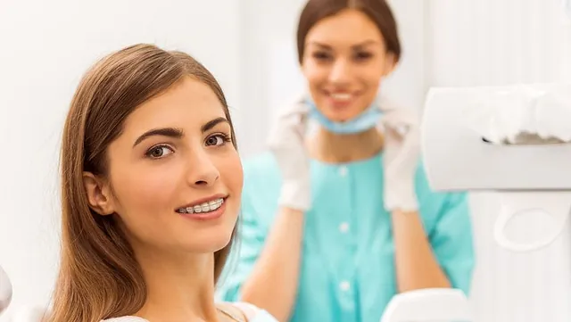 chica en el dentista