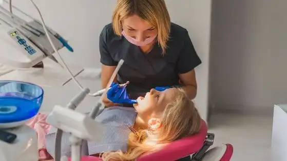 niña en el dentista