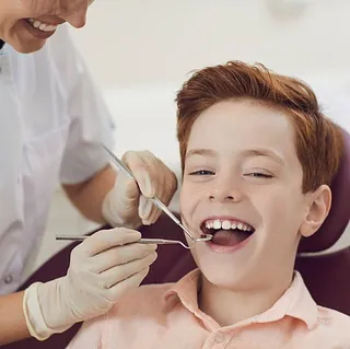 niño en el dentista